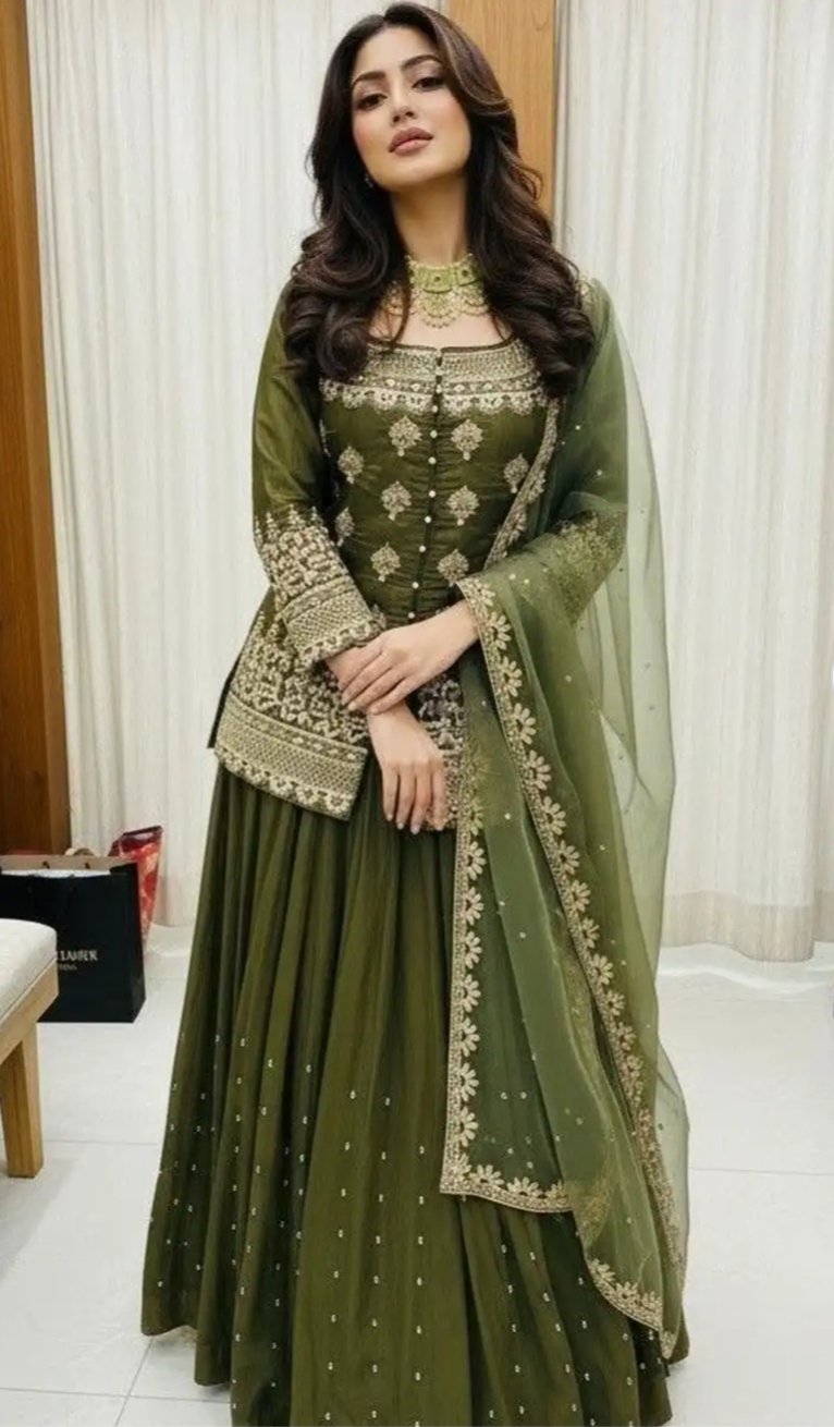 ₹2,152 – 86% OFF Embroidered Lehenga Set!