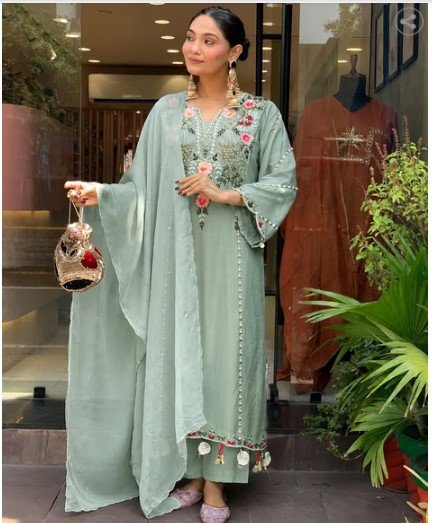 ₹1,479 NYRIKA Embroidered Straight Kurta Set With Dupatta – 66% Off